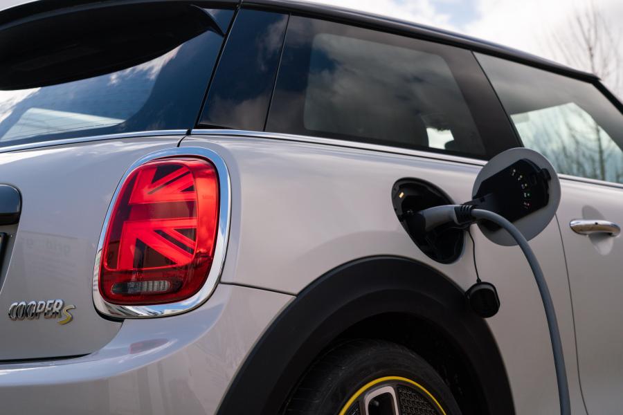 Детали экстерьера Mini Cooper SE Level 2 (F56) 2020 года  (UK) (фото 27 из 34)